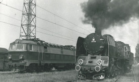 Lokomotywa elektryczna ET22-099 i parowóz Pt47-50. Rok 1986.
Fot. Jerzy...
